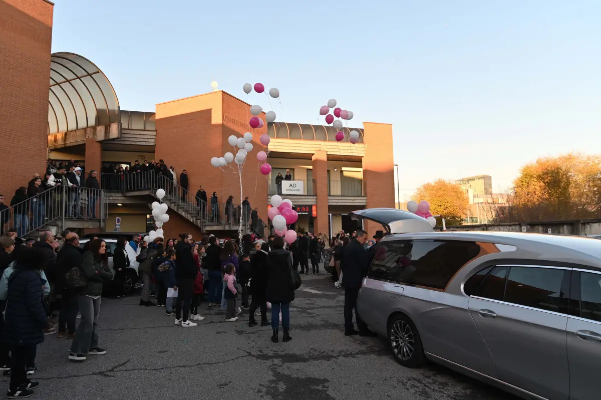 L'ultimo saluto a Seline, morta a 9 anni