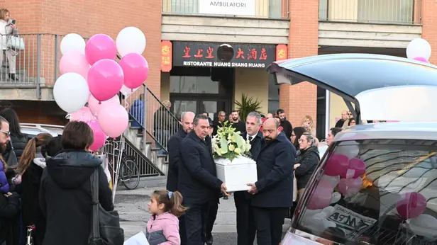 L'ultimo saluto a Seline, morta a 9 anni