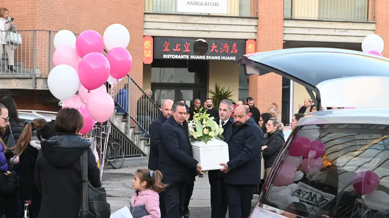 L'ultimo saluto a Seline, morta a 9 anni