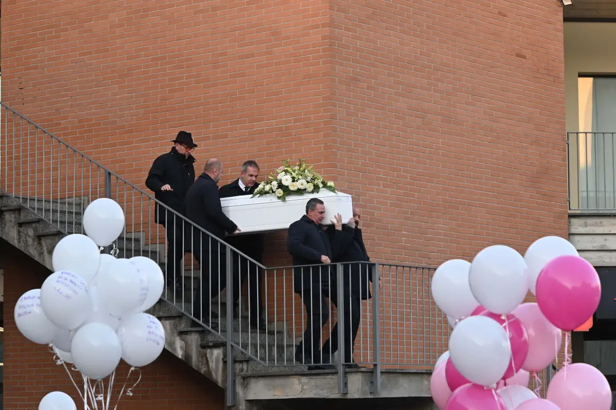 L'ultimo saluto a Seline, morta a 9 anni