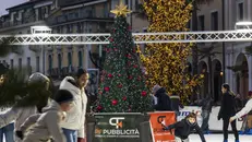 L'albero di Natale e la pista di pattinaggio sul ghiaccio a Salò