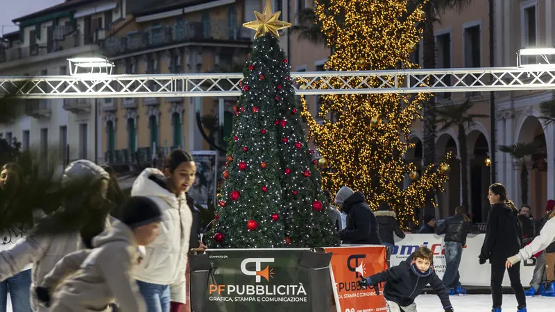 L'albero di Natale e la pista di pattinaggio sul ghiaccio a Salò