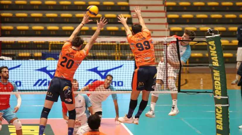 Berger e Lucconi provano a fermare un attacco catanese