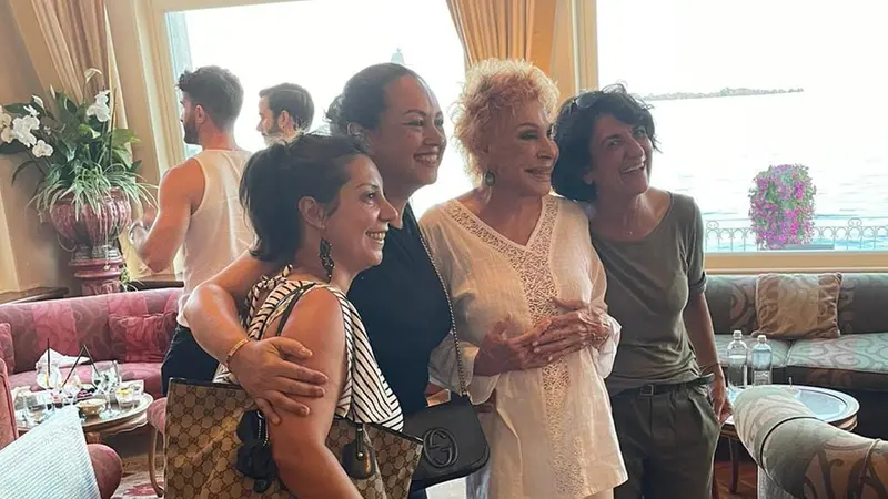 Ornella Vanoni con alcuni ammiratori in un albergo del lago di Garda - © www.giornaledibrescia.it