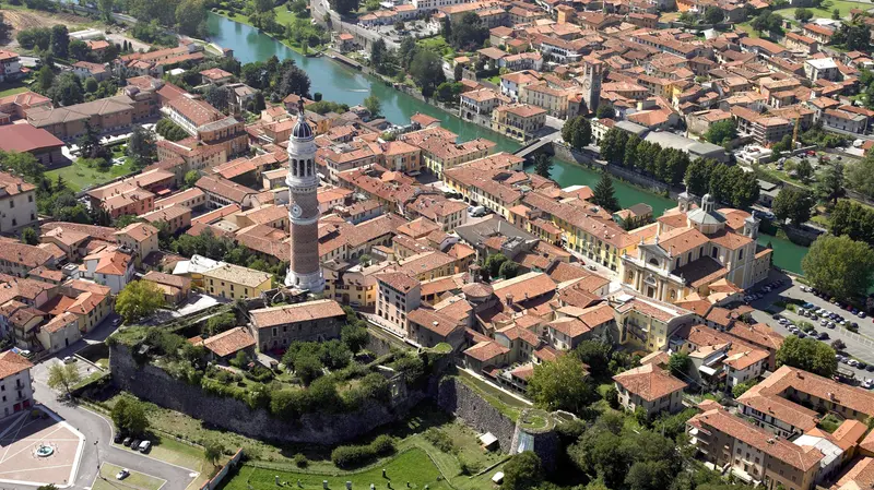 La torre di san Fedele svetta nel centro di Palazzolo - © www.giornaledibrescia.it