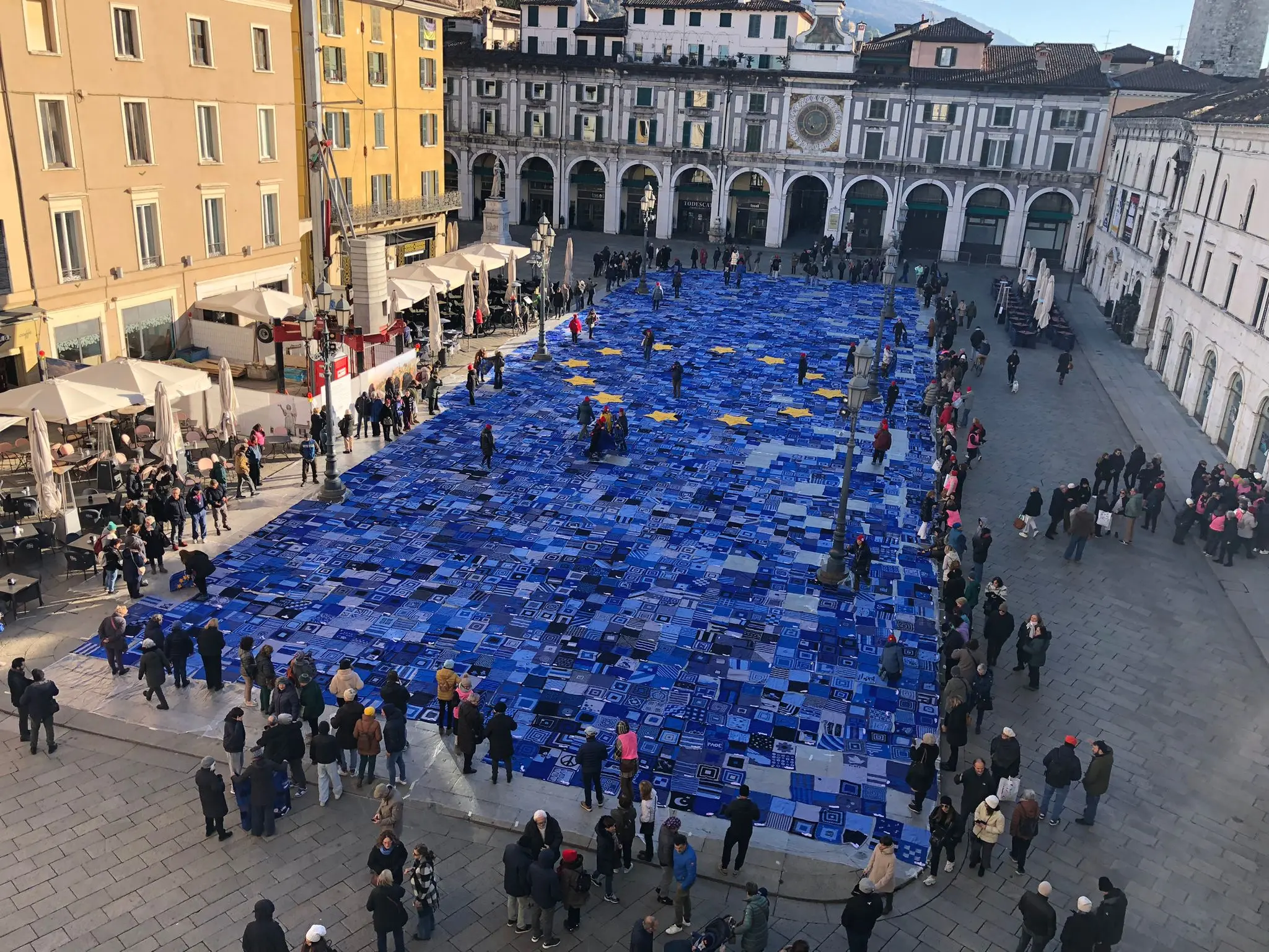 Viva Vittoria, l'installazione in piazza Loggia