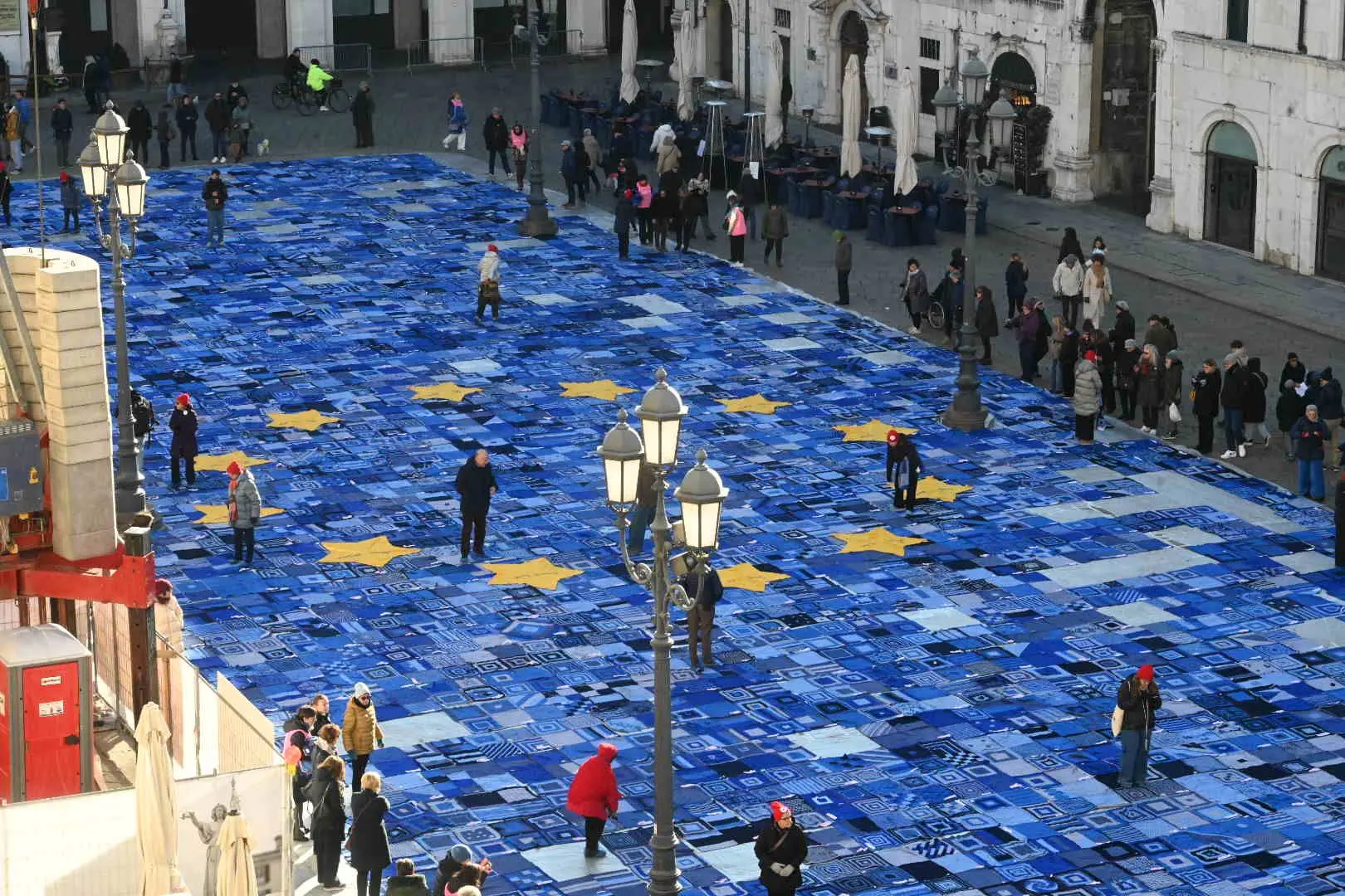 Viva Vittoria, l'installazione in piazza Loggia