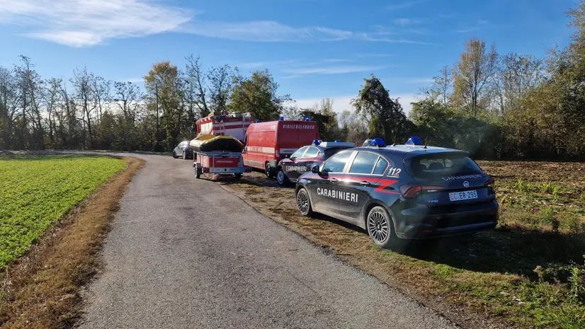 Le autorità arrivate sulle sponde del fiume Oglio - © www.giornaledibrescia.it