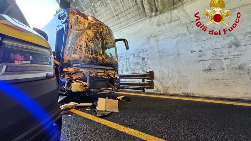 Il pullman coinvolto nell'incidente in Liguria