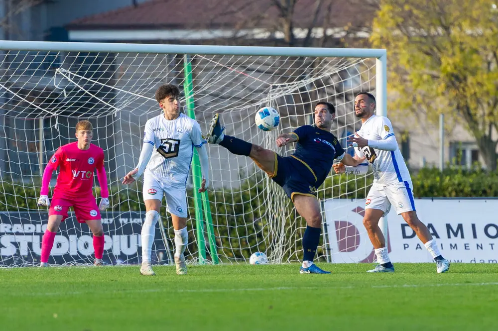 Derby di serie D, tris del Desenzano al Rovato Vertovese