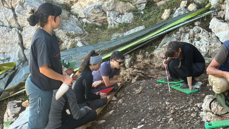 Gli archeologi al lavoro sul monte Budellone - © www.giornaledibrescia.it