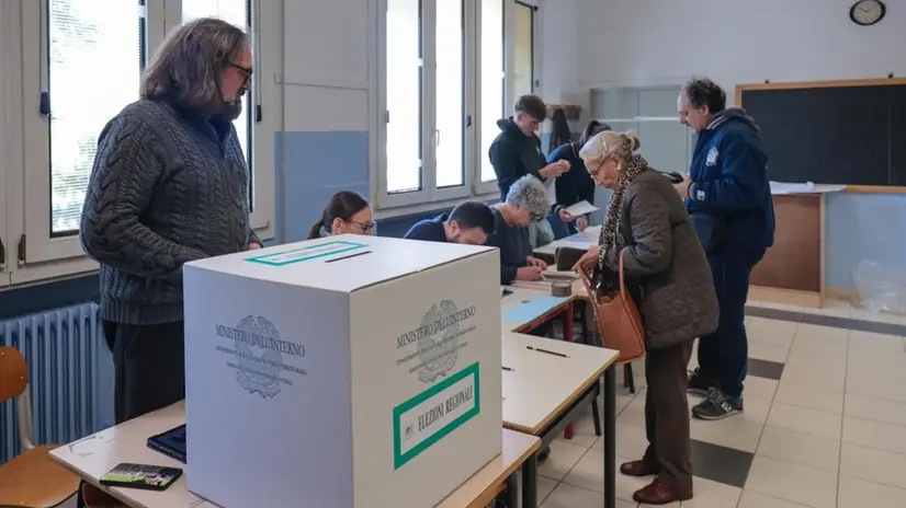 Ai seggi - Ansa © www.giornaledibrescia.it