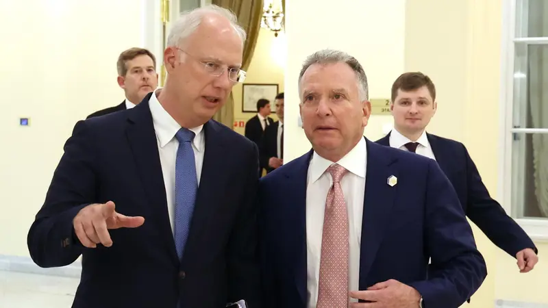 Dmitriev, ad del Fondo russo per gli investimenti diretti, e l'inviato Usa Witkoff - Foto Ansa © www.giornaledibrescia.it