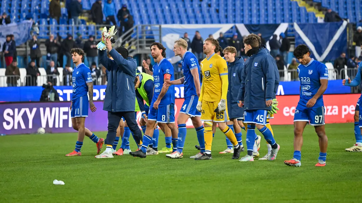 La squadra raccoglie l'applauso del pubblico a fine partita - Foto New Reporter Pasotti © www.giornaledibrescia.it