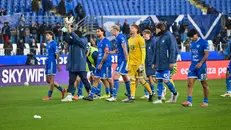 La squadra raccoglie l'applauso del pubblico a fine partita - Foto New Reporter Pasotti © www.giornaledibrescia.it