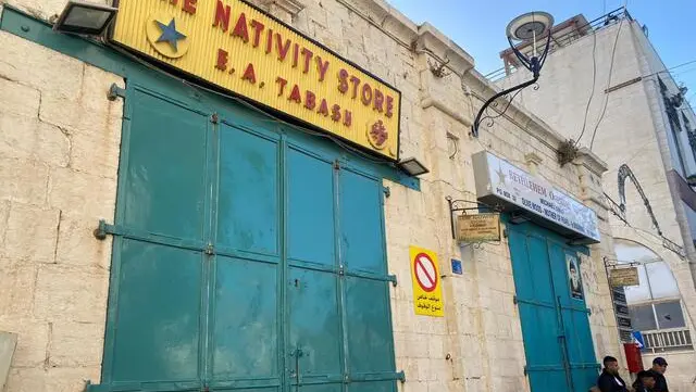 Rony Tabash, un arabo cristiano di Betlemme che vende presepi fatti con il legno d'ulivo, rosari e icone, Betlemme