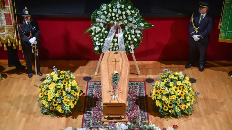 La camera ardente di Ornella Vanoni al Piccolo Teatro - Ansa © www.giornaledibrescia.it