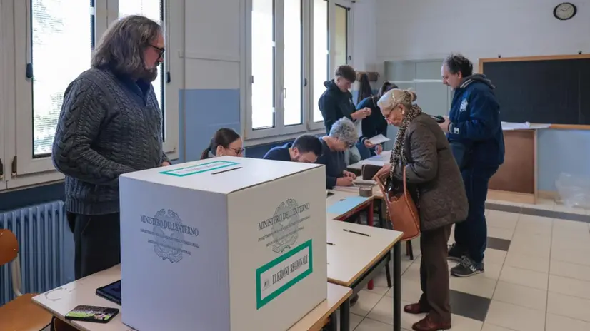 Ai seggi - Foto Ansa © www.giornaledibrescia.it