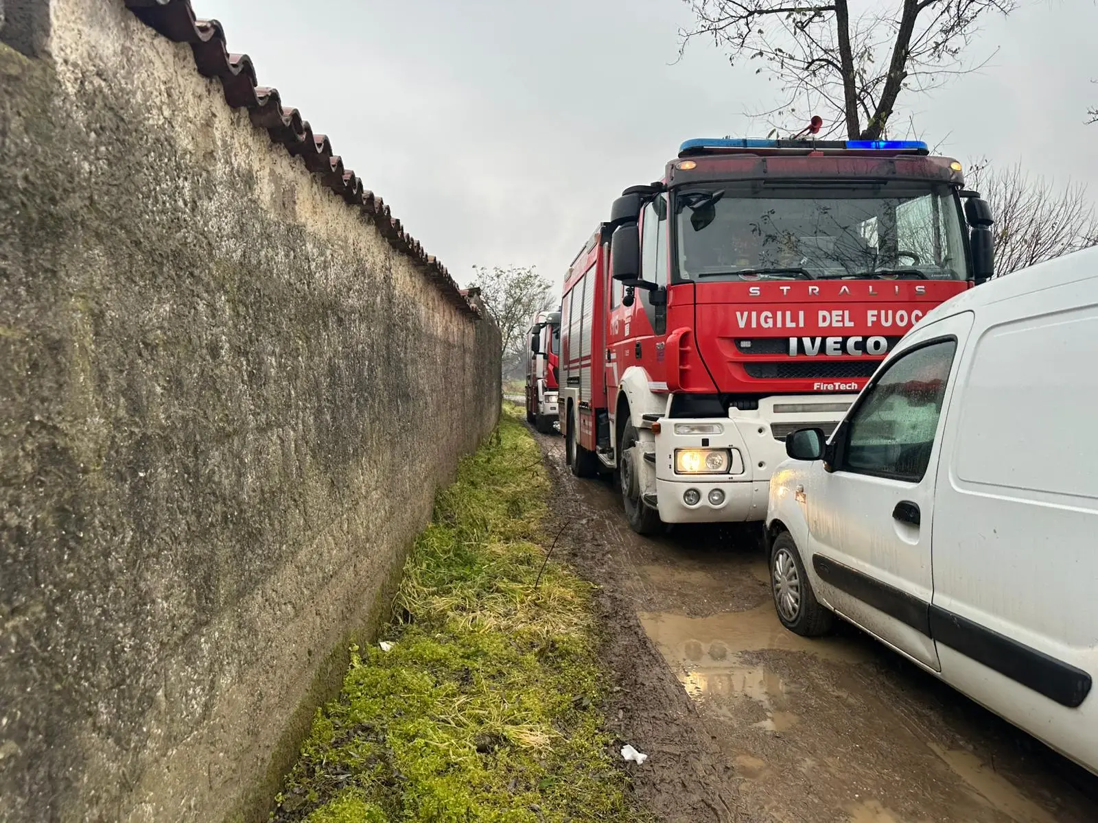 Gli esterni dell'azienda agricola di Pavone Mella dove è avvenuto il crollo