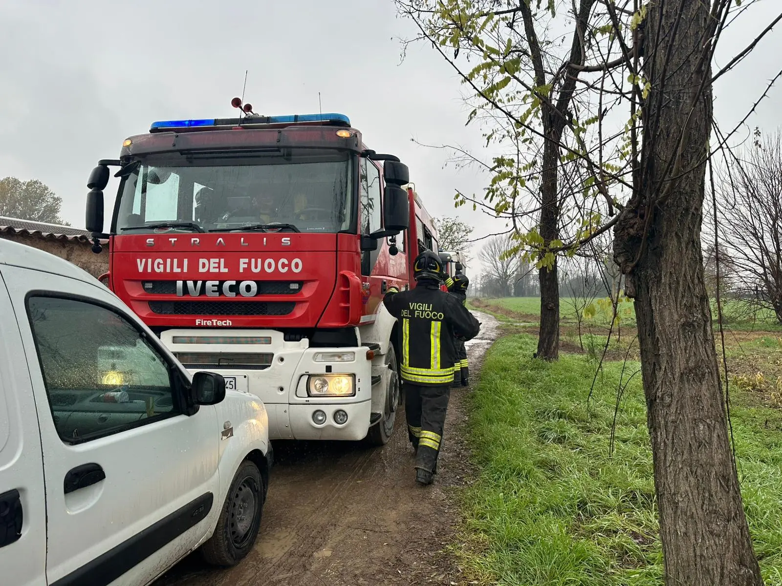 Gli esterni dell'azienda agricola di Pavone Mella dove è avvenuto il crollo