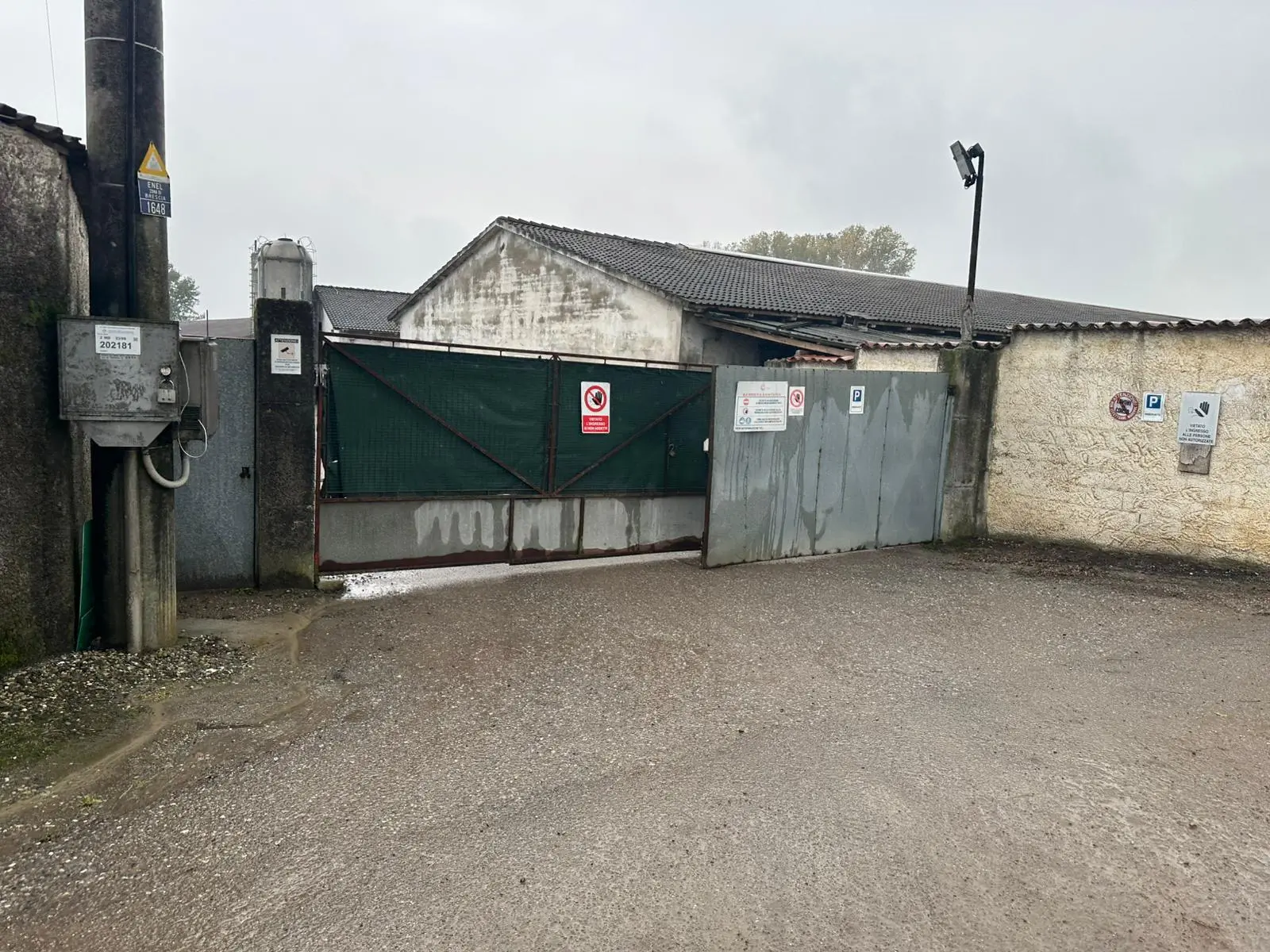 Gli esterni dell'azienda agricola di Pavone Mella dove è avvenuto il crollo