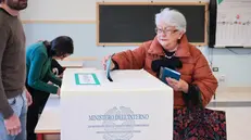 Una votante alle regionali in Veneto - Foto Ansa © www.giornaledibrescia.it
