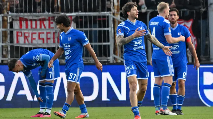 Cisco esulta dopo il gol al Vicenza insieme ai compagni - Foto New Reporter Pasotti © www.giornaledibrescia.it