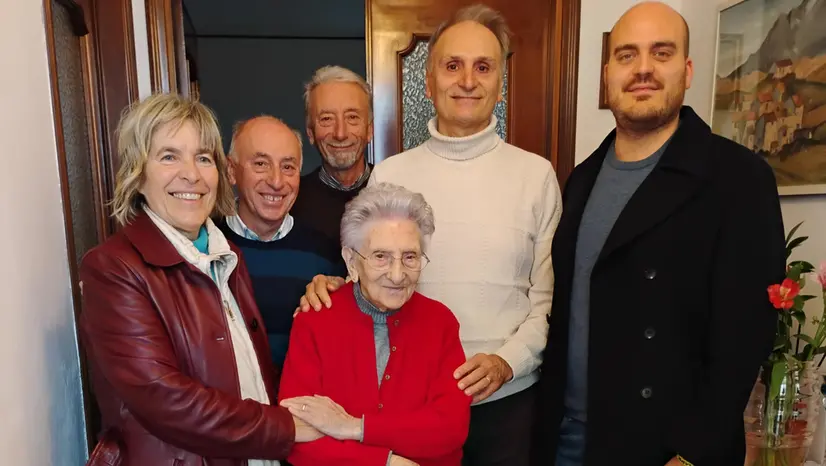 La signora Luigia con i parenti - © www.giornaledibrescia.it