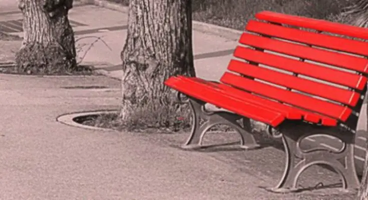 Le panchine rosse nel Garda