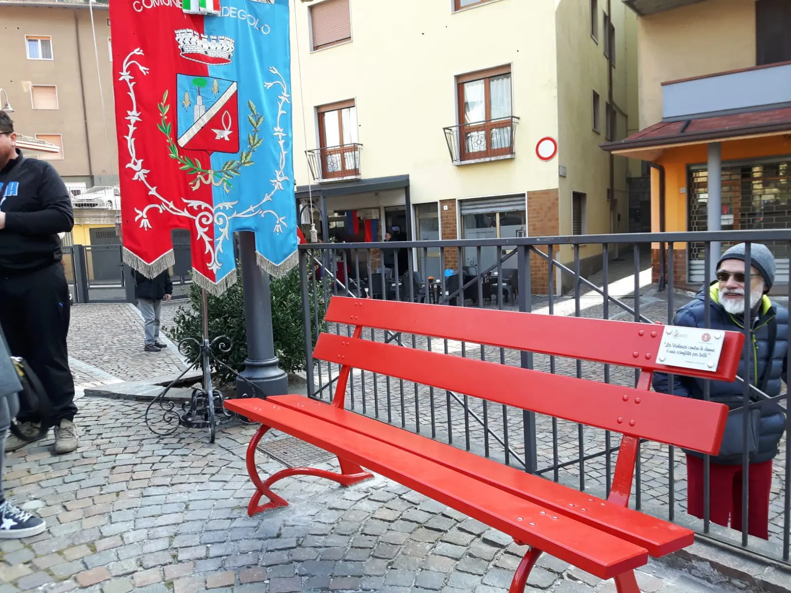 Le panchine rosse il Val Camonica