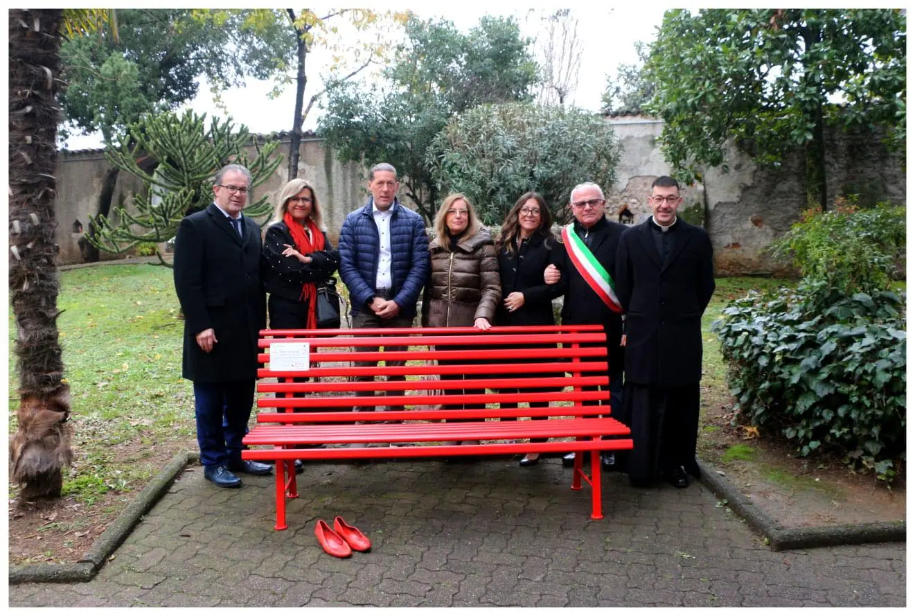 Le panchine rosse nell'Hinterland