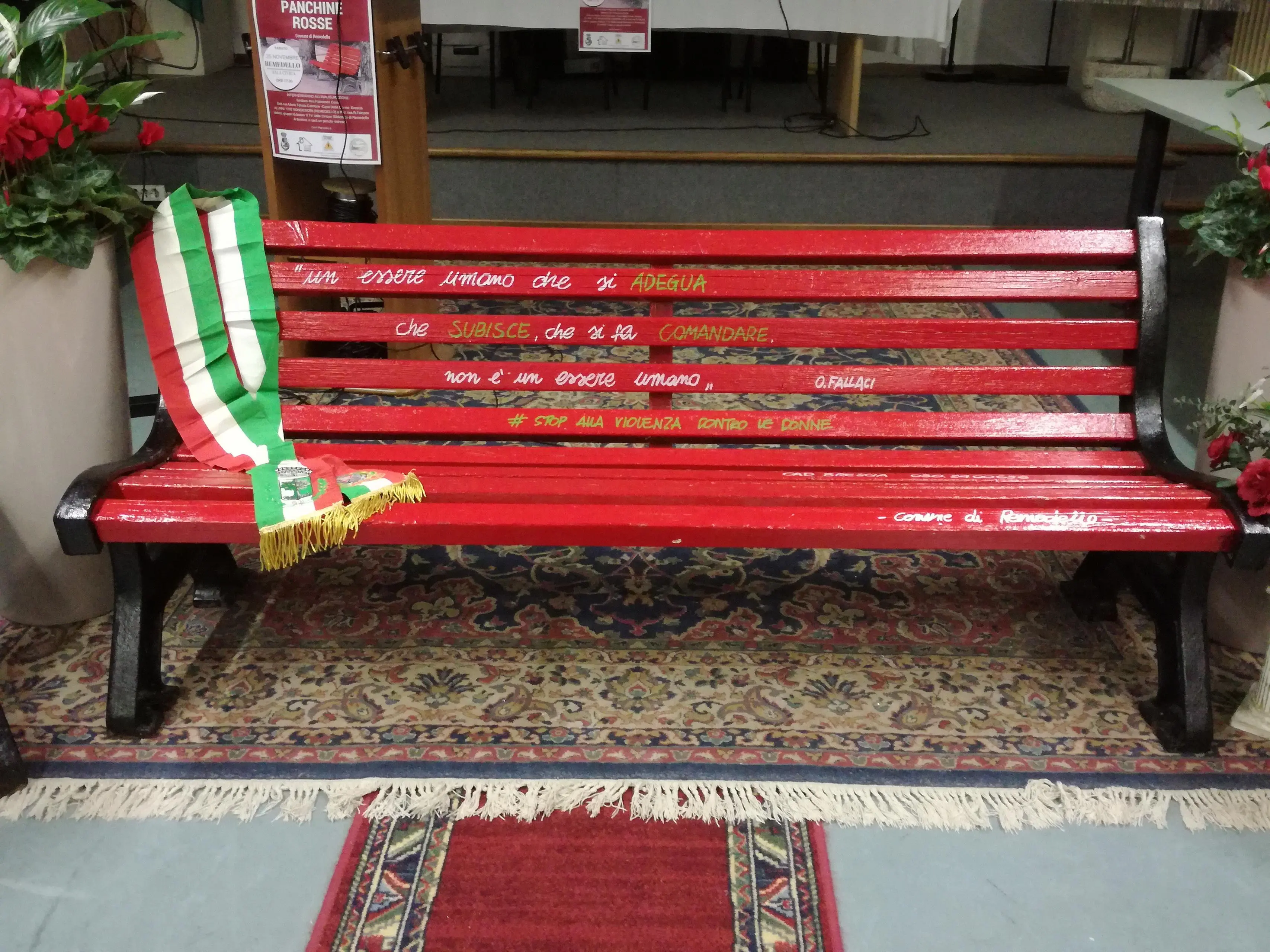 Le panchine rosse nella Bassa