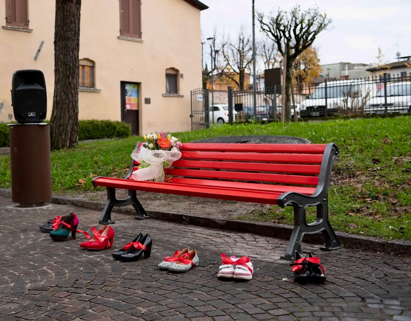 Alcune panchine rosse sul Garda