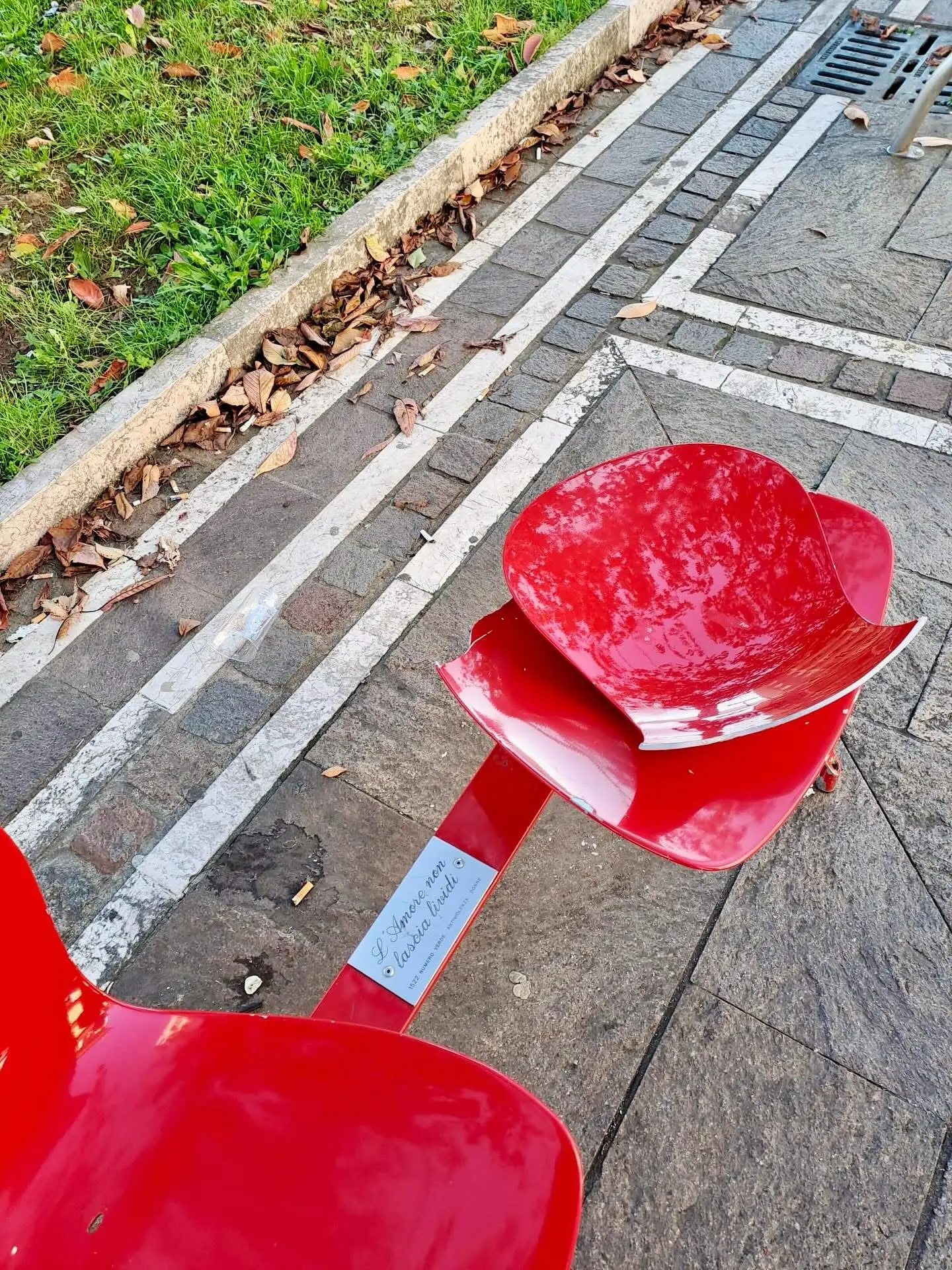 Alcune panchine rosse in Val Trompia e a Lumezzane
