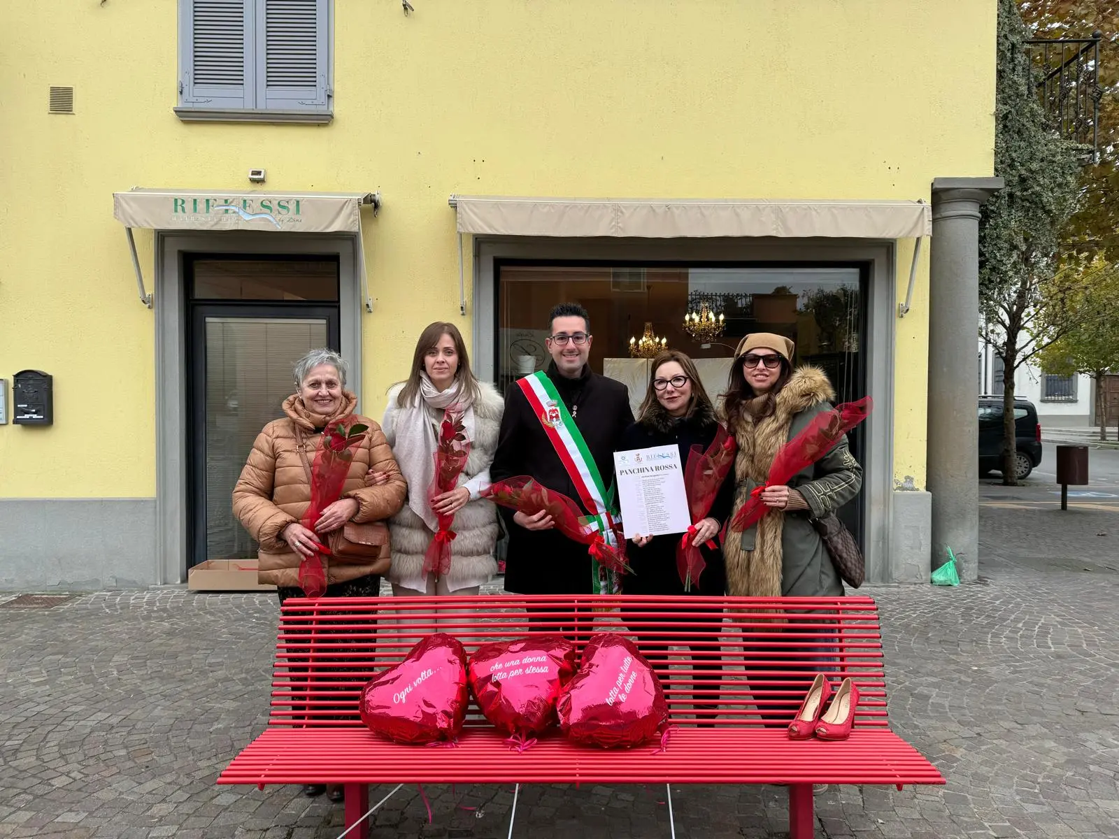 Alcune panchine rosse nella Bassa