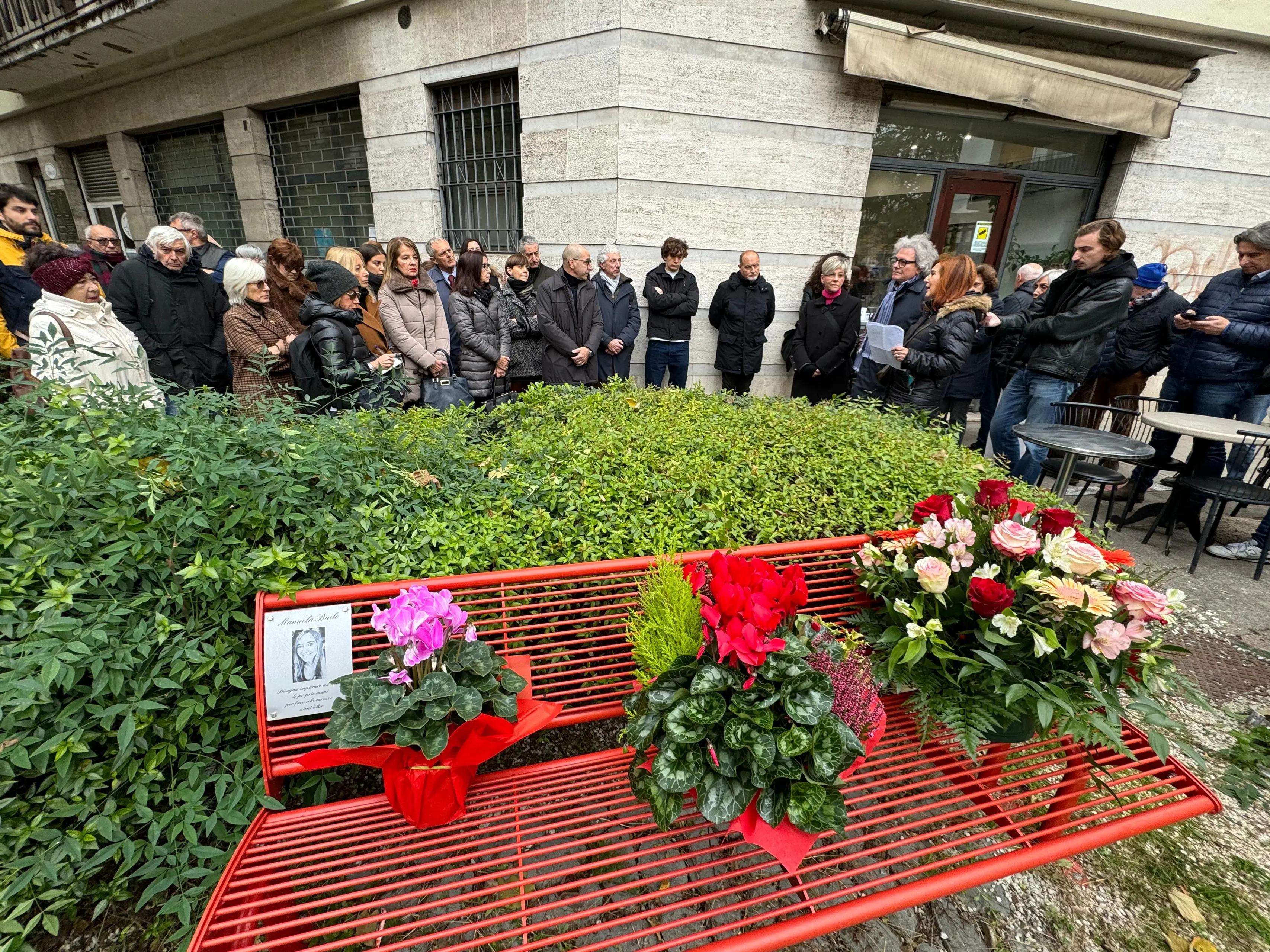 Alcune panchine rosse nell'Hinterland