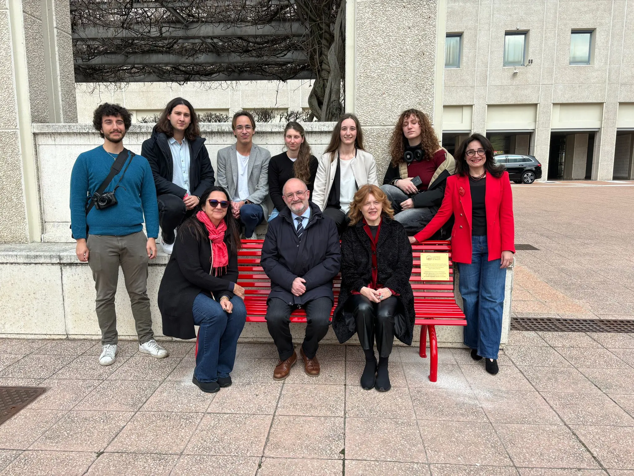 Alcune panchine rosse in città