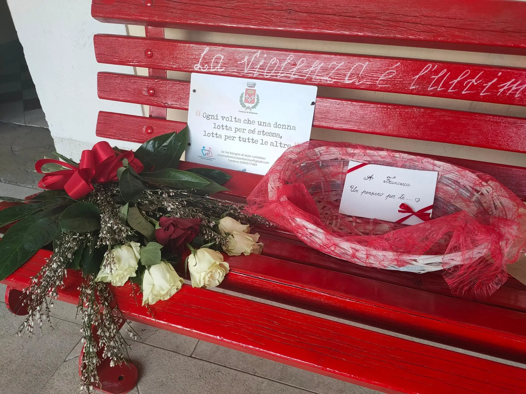 Alcune panchine rosse sul Garda