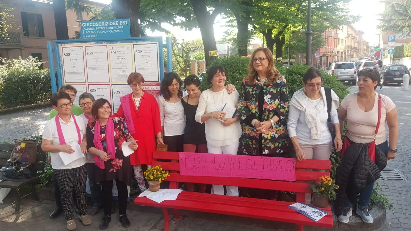 Alcune panchine rosse in città