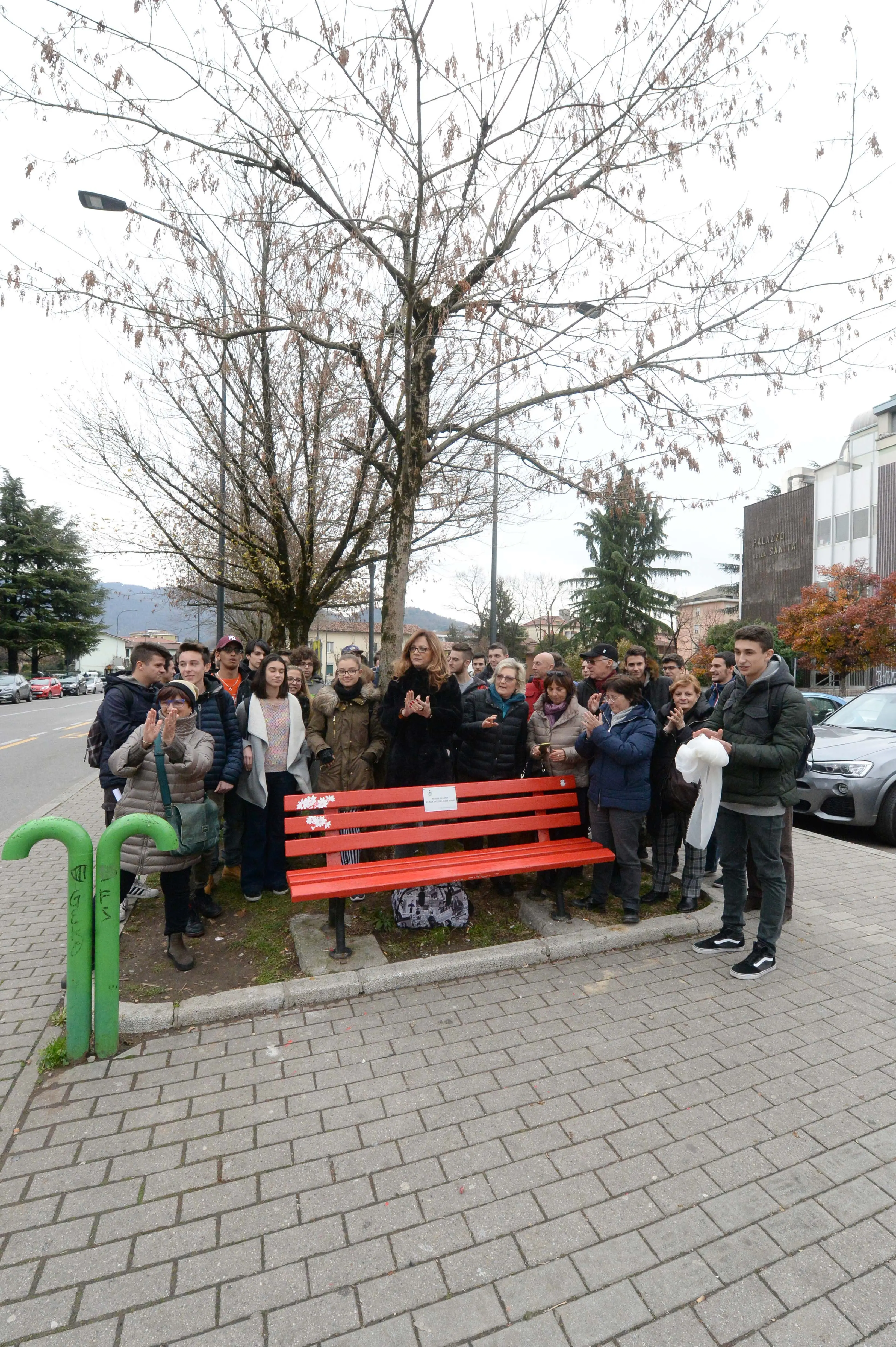 Alcune panchine rosse in città