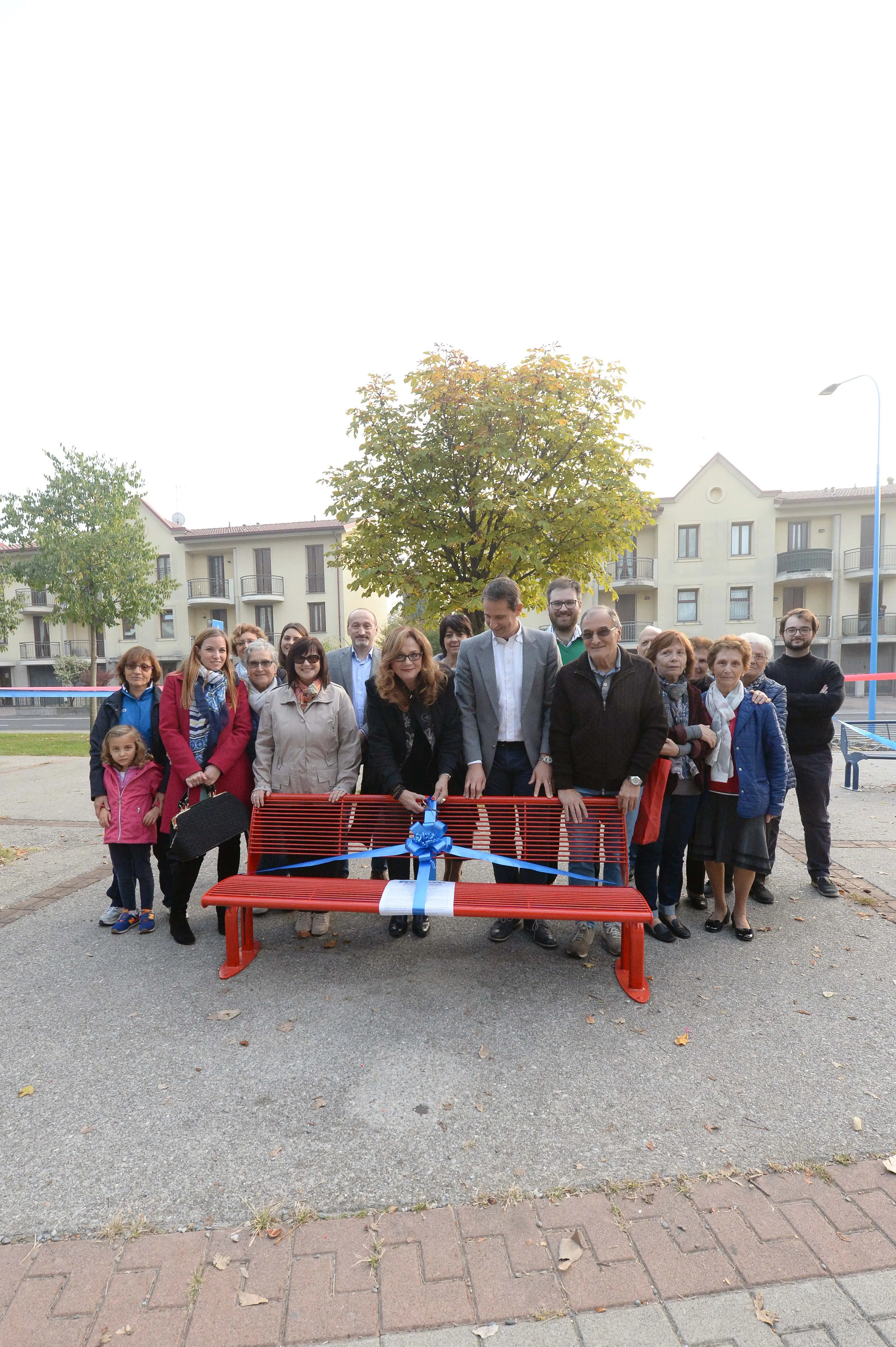 Alcune panchine rosse nell'Hinterland