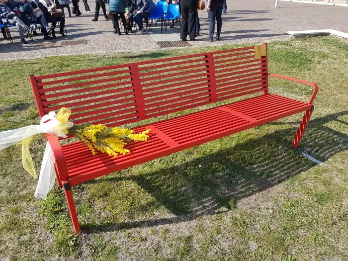 Alcune panchine rosse in Val Sabbia