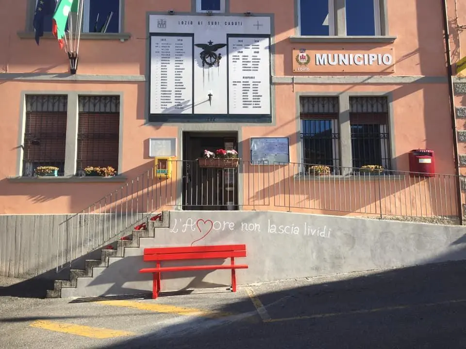 Alcune panchine rosse in Val Camonica