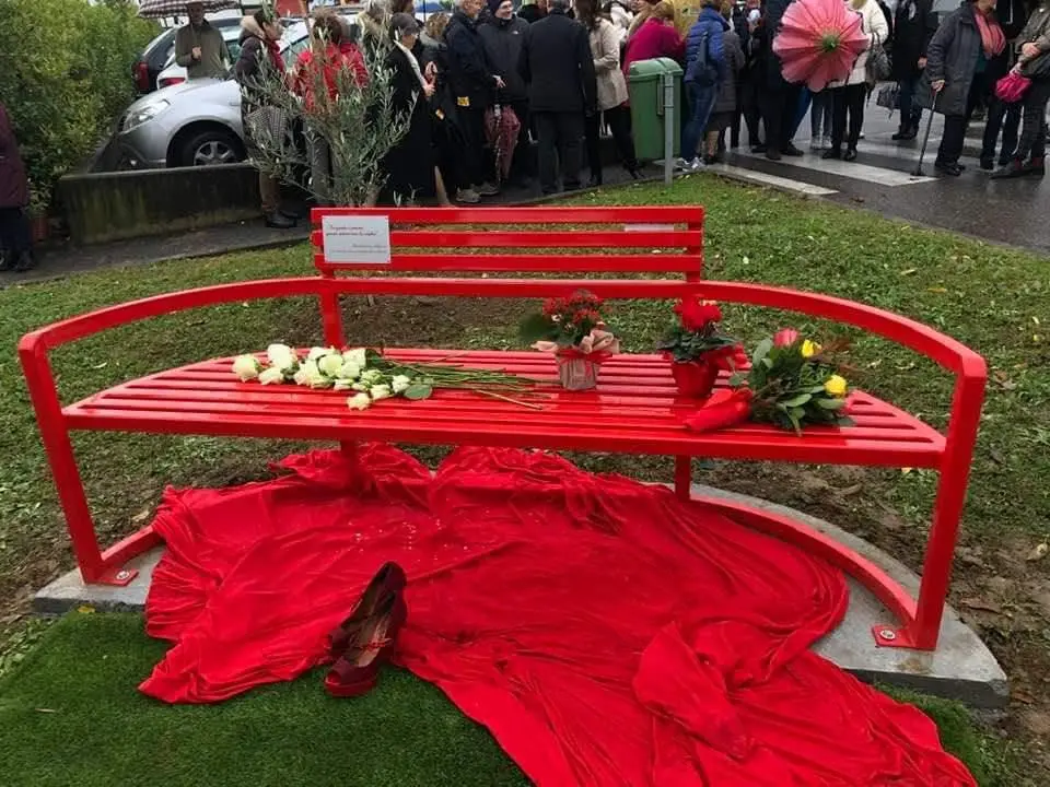 Alcune panchine rosse nel Sebino e in Franciacorta