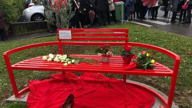 Alcune panchine rosse nel Sebino e in Franciacorta