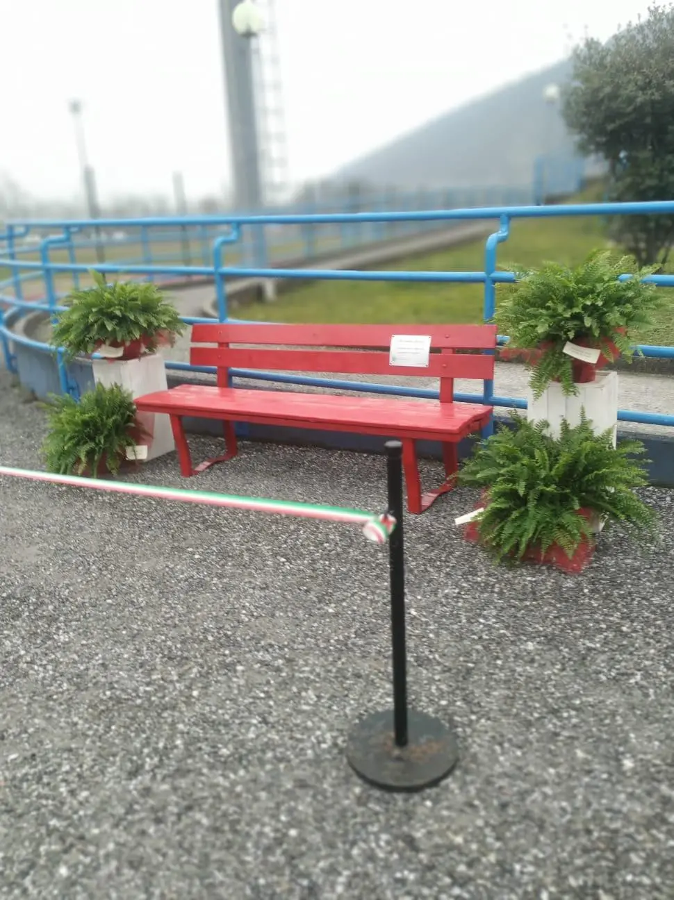 Alcune panchine rosse in Val Trompia e a Lumezzane