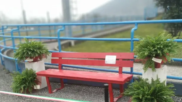 Alcune panchine rosse in Val Trompia e a Lumezzane