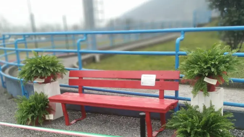 Alcune panchine rosse in Val Trompia e a Lumezzane