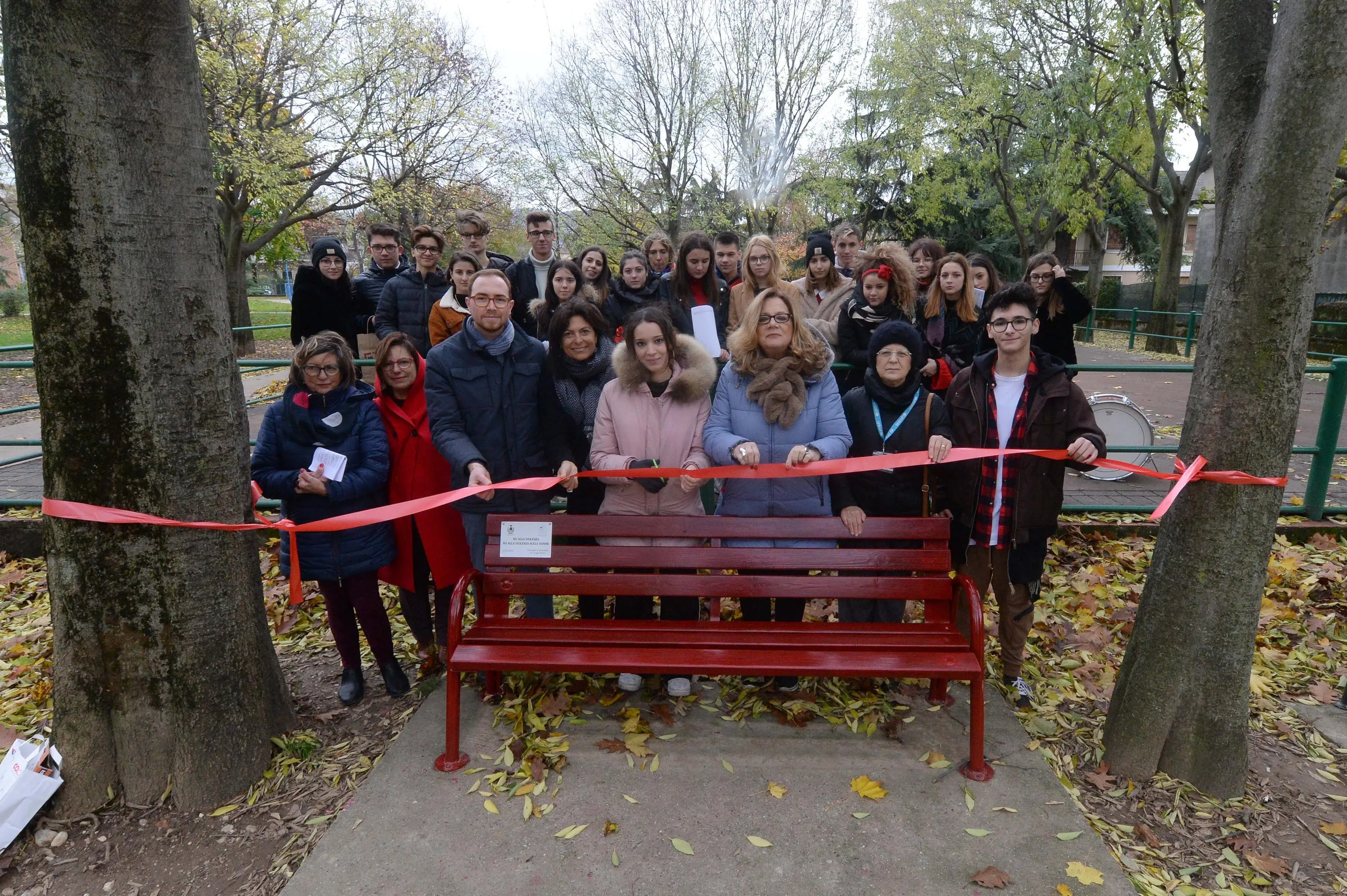 Alcune panchine rosse in città
