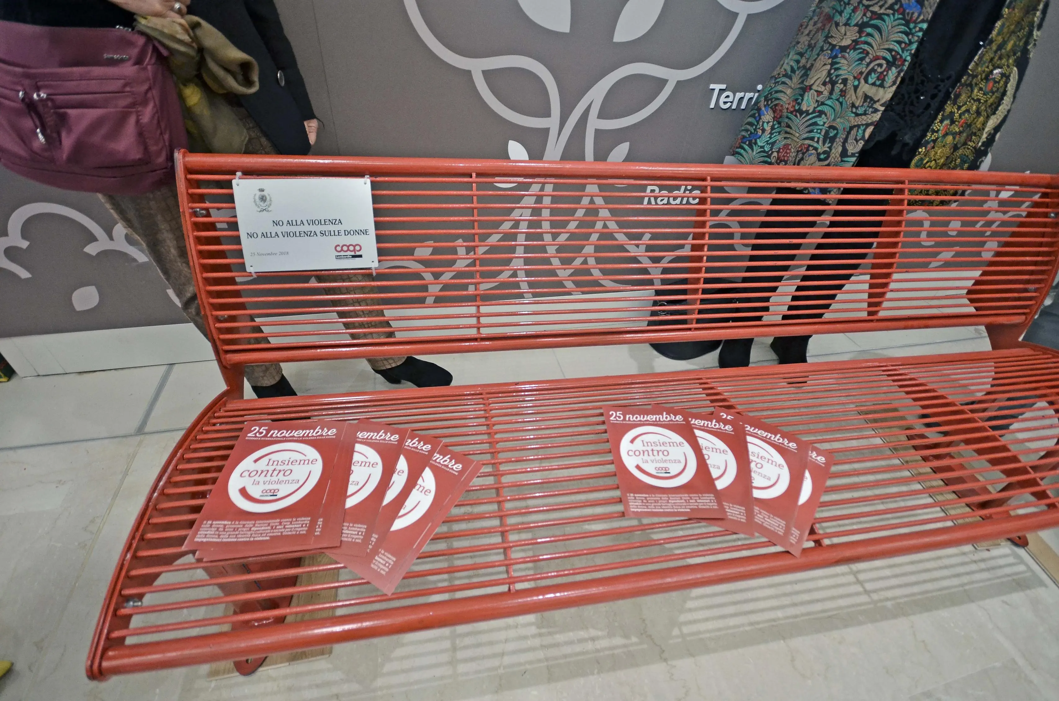 Alcune panchine rosse in città